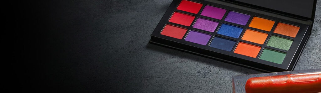 SmallRig RF 05B LED light rendering high color accuracy on a professional multi-color makeup palette.